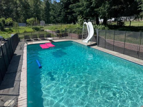 una piscina con scivolo in un cortile di Duck Pond Oasis - Glamping a The Dalles