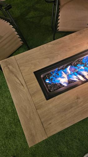 a wooden table with a tv on top of it at Terraza y Fire pit con vista increíble in Chihuahua