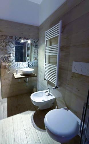 a bathroom with a toilet and a sink at Marselo B&B in Bari