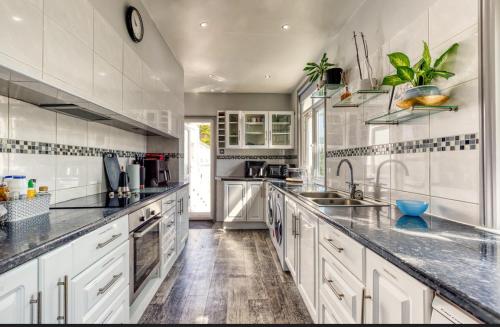 Køkken eller tekøkken på Eden House - Beach Apartments & Suites