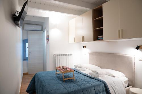 een kleine kamer met een bed en een tafel bij La Maddalena 5 in Bitetto