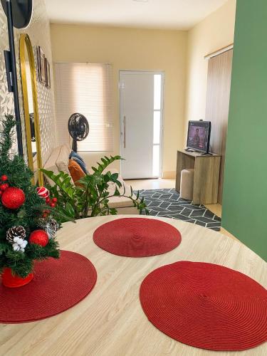 a living room with red mats on a table at Flat Morada da Neblina! in Chapada dos Guimarães