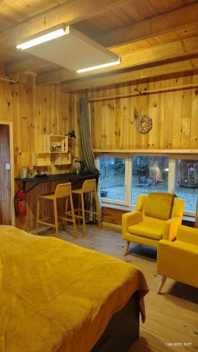 sypialnia z łóżkiem, stołem i krzesłami w obiekcie B&B Halen w mieście Halen