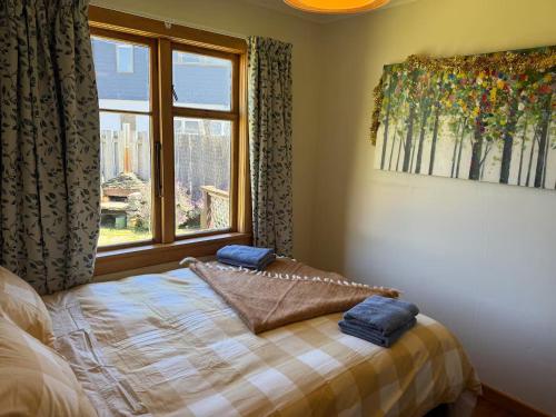 En eller flere senge i et værelse på Riverside Retreat