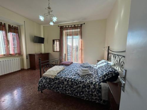 ein Schlafzimmer mit einem Bett mit einer schwarz-weißen Bettdecke in der Unterkunft Casetta Luigina in Monterotondo