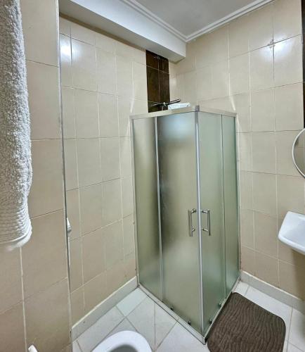 una doccia in un bagno con wc e lavandino di Monopolio gar tgv 5 min a Tangeri