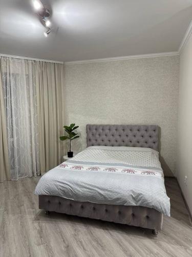 Un pat sau paturi într-o cameră la Modern Studio Apartment with Kitchen