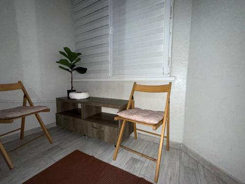 O zonă de relaxare la Modern Studio Apartment with Kitchen