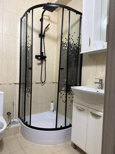 O baie la Modern Studio Apartment with Kitchen