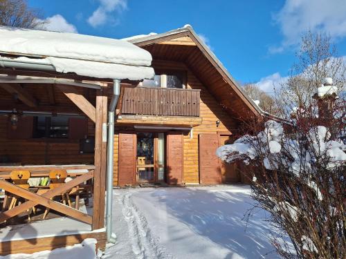 Chata Parnica v objeti slovenskych hor om vinteren