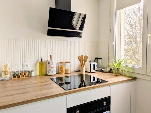 una cucina con un piano di lavoro con una stufa di Yutz and Zen a Basse-Yutz