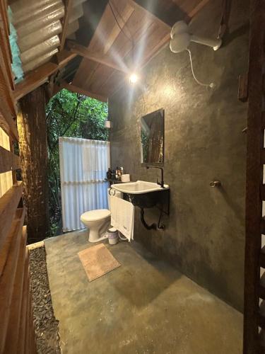 a bathroom with a sink and a toilet at Estudio Embira - Lago Verde in Santarém