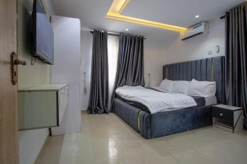 a bedroom with a bed and a flat screen tv at Love Square Platinum in Ilora