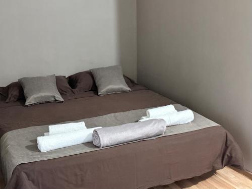 un letto con sopra degli asciugamani di ZWIN Apartment 2 a Skole