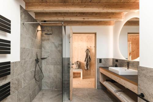 een badkamer met een douche en een wastafel bij Wieserhof Family Farm in Maranza