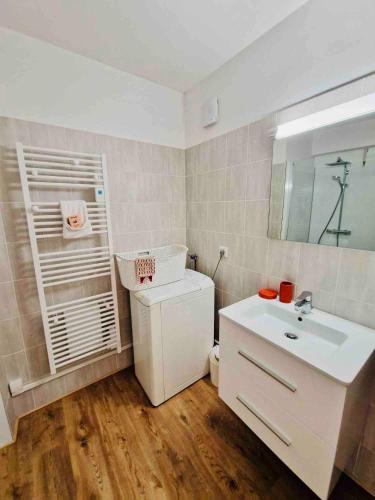 Appartement T3 lumineux - 6 pers - Hypercentre - Climatisé - Gare SNCF à 200 m - Parking privé - Mer à 100 m