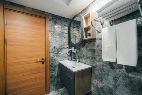 un bagno con lavandino e specchio di newlife suites cappadocia a Nevşehir
