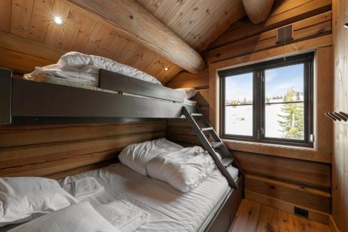 een slaapkamer met een stapelbed in een houten hut bij Nordic Gateway Logde in Hafjell