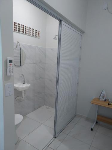 a bathroom with a shower with a toilet and a sink at Seis Quarto Hospedaria - Suíte Com Ar ou Ventilador - Self Checkin - Centro in Juazeiro do Norte