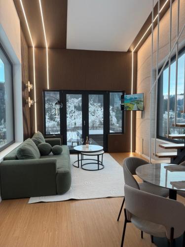 Et opholdsområde på Căsuțe cu Jacuzzi în Tiny Land