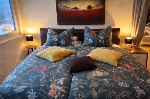 En eller flere senge i et værelse på Ferienwohnung Sorpeblick