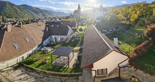 Cảnh núi rừng hoặc tầm nhìn ra núi từ căn hộ