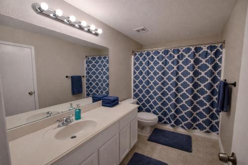 een badkamer met een wastafel en een toilet bij Crew Stay Sleeps 16 Work, Cook, Play & Relax in Navo