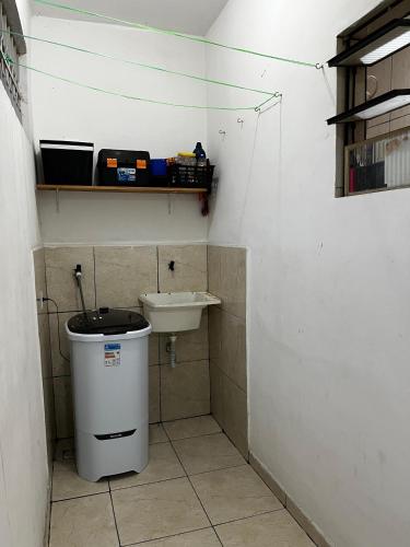 een kleine badkamer met toilet en wastafel bij Casa aconchegante in Belfort Roxo