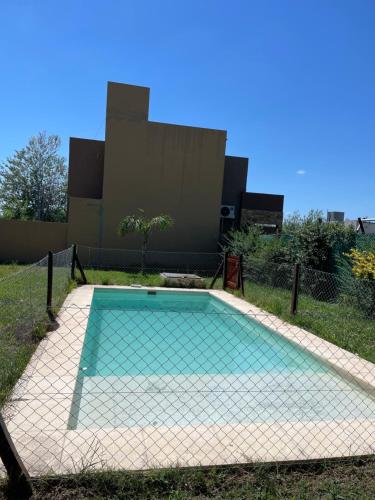 una piccola piscina in mezzo a un cortile di Casa Victoria - Loft a Roldán