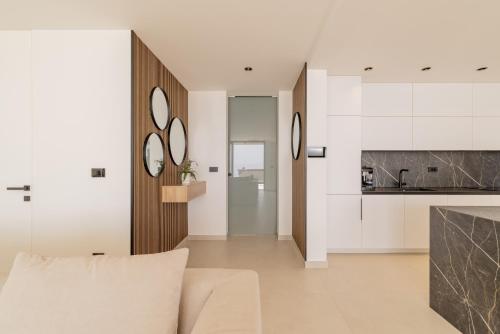 ein Wohnzimmer mit Sofa und eine Küche in der Unterkunft Villa Reina in Makarska