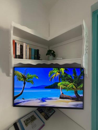 een flatscreen-tv die aan de muur hangt bij La Dolce Vita Beachfront Apt 2 in Las Terrenas