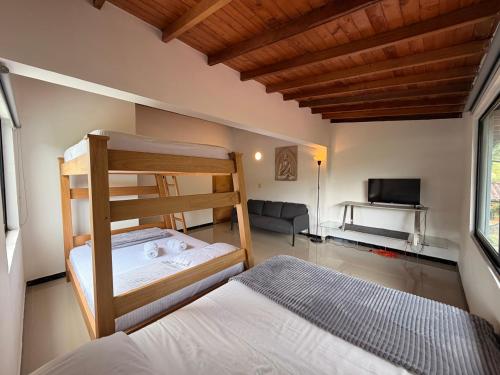 En eller flere senge i et værelse på Hotel Selva Cristal