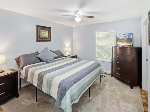 En eller flere senge i et værelse på Charming Townhouse Near Lake