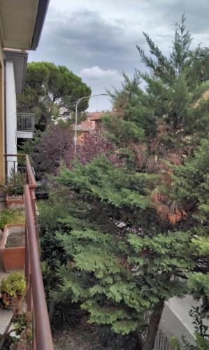 een uitzicht vanaf het balkon van een huis met bomen bij Casa venturini in Imola