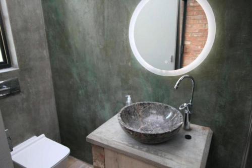 een badkamer met een wastafel en een spiegel bij Sunrise Serenity Estate in Potchefstroom