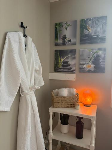 een witte badjas aan een rek in de badkamer bij Cabin with Sauna Close to Skiing in Arrowhead Lake