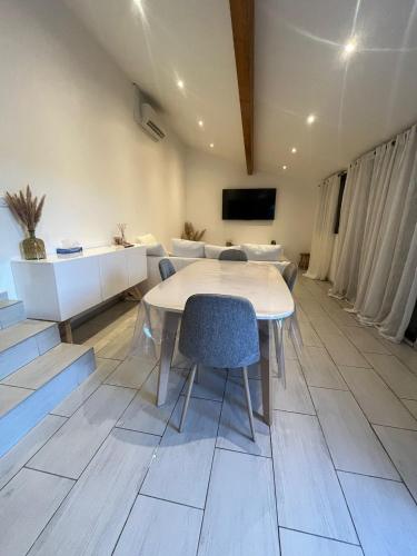 Maison à Chasse sur Rhône avec parking clos