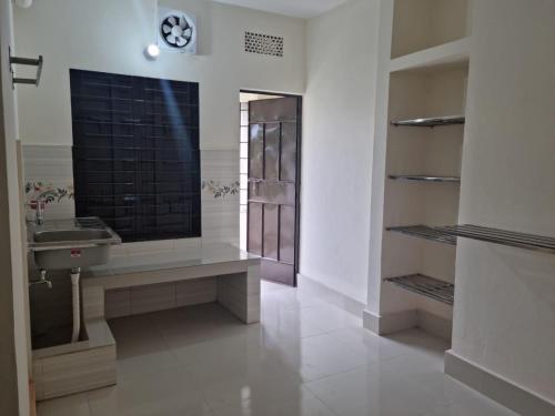 un bagno con lavandino e specchio di M Ali House a Sylhet