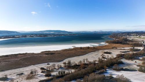 una vista aerea su un fiume e su una città di Konstanz Lakeside Apartment a Reichenau