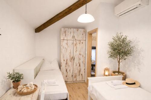 un soggiorno con un divano e un tavolo di Casa Rossa Motovun a Motovun (Montona)