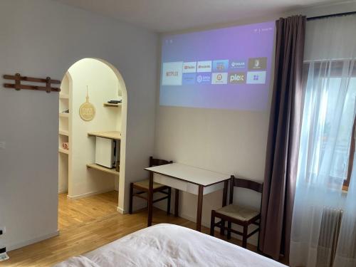 een slaapkamer met een bureau en een tafel met stoelen bij L'Intermezzo in Venzone