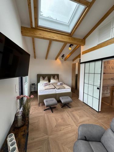 ein Schlafzimmer mit einem Bett und einem großen Fenster in der Unterkunft Dat Seehuus in Rheinsberg