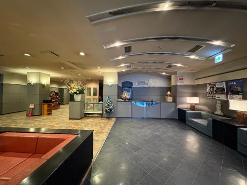 a lobby of a hospital with a waiting room at 彦根びわこホテル無料駐車場ありペット同伴可自転車麻雀卓BBQ貸出可駅まで送迎可Free parking available Pets allowed Bicycles Mahjong table BbQ rental available Shuttle service to station available可免费停车提供麻将机自行车 in Hikone