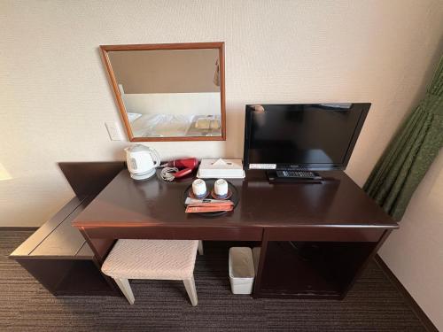 a desk with a computer on it with a mirror at 彦根びわこホテル無料駐車場ありペット同伴可自転車麻雀卓BBQ貸出可駅まで送迎可Free parking available Pets allowed Bicycles Mahjong table BbQ rental available Shuttle service to station available可免费停车提供麻将机自行车 in Hikone