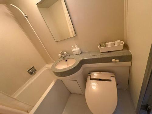 a bathroom with a sink and a toilet and a tub at 彦根びわこホテル無料駐車場ありペット同伴可自転車麻雀卓BBQ貸出可駅まで送迎可Free parking available Pets allowed Bicycles Mahjong table BbQ rental available Shuttle service to station available可免费停车提供麻将机自行车 in Hikone