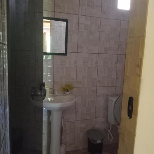 a bathroom with a sink and a toilet at Carolina com Ká in Carolina