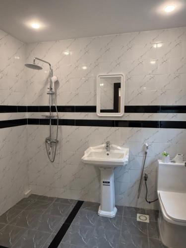 ein Badezimmer mit Waschbecken und Dusche in der Unterkunft Hôtel Phoenicia in Brazzaville