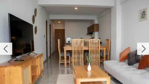 a living room with a couch and a dining room at HABITACIÓN Torres Palmas alberca, vista al mar, Roof Top VIP in Boca del Río