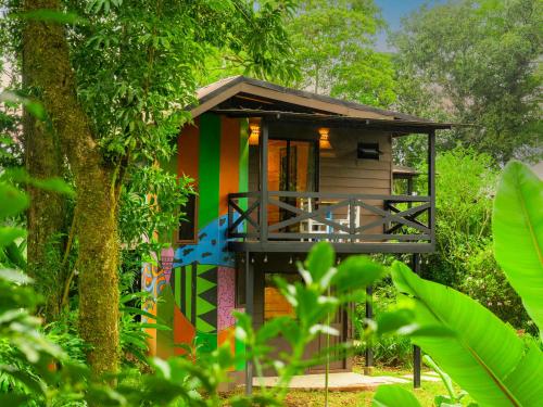 een boomhut midden in een bos bij Nido de Montaña in Fraijanes