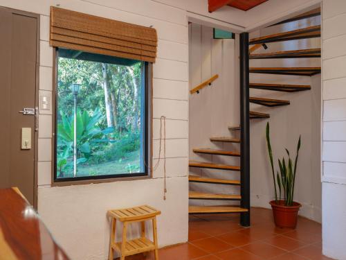 een kamer met een trap en een raam bij Nido de Montaña in Fraijanes